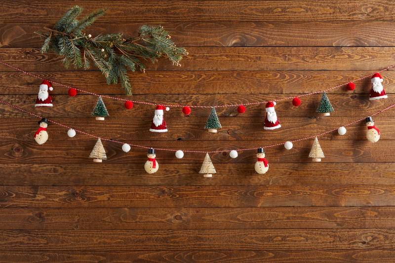 Santa Bottlebrush Tree Garland